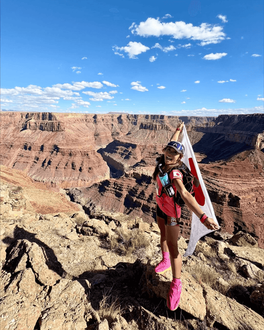 グランドキャニオンの岩稜を背景に走る尾藤朋美（肖像利用の許諾範囲で）